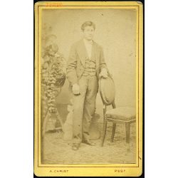   Christ Anna műterme, Pest, Lechnitzky Vilmos portréja, elegáns férfi óralánccal, pecsétgyűrű, 1860-as évek, Eredeti CDV, vizitkártya fotó.  