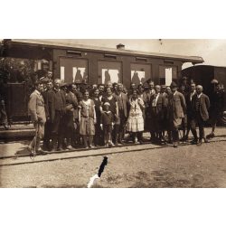   Úri társaság a Szegedi Gazdasági Vasút személyszállító kocsija előtt, jármű, közlekedés, helytörténet, 1920-as évek, Eredeti fotó, papírkép.  