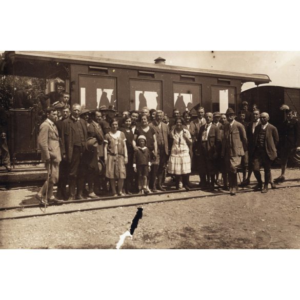 Úri társaság a Szegedi Gazdasági Vasút személyszállító kocsija előtt, jármű, közlekedés, helytörténet, 1920-as évek, Eredeti fotó, papírkép.  