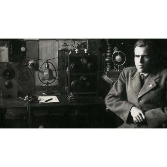 Somssich Péter híres magyar rádióamatőr portréja, rádió, stúdió, HA8S, mikrofon, 1939, 1930-as évek, Eredeti fotó, papírkép, foltos.  