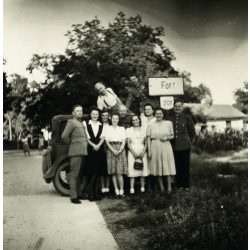   Társaság az autó körül, Fót, katonák egyenruhában, helységnévtábla, helytörténet, 1930-as évek, Eredeti fotó, papírkép.   