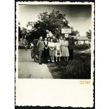 Társaság az autó körül, Fót, katonák egyenruhában, helységnévtábla, helytörténet, 1930-as évek, Eredeti fotó, papírkép.   