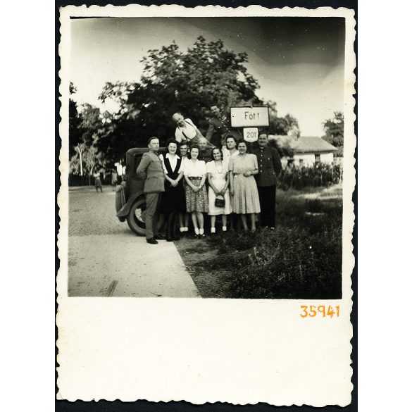 Társaság az autó körül, Fót, katonák egyenruhában, helységnévtábla, helytörténet, 1930-as évek, Eredeti fotó, papírkép.   