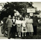 Társaság az autó körül, Fót, katonák egyenruhában, helységnévtábla, helytörténet, 1930-as évek, Eredeti fotó, papírkép.   