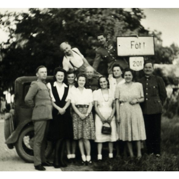 Társaság az autó körül, Fót, katonák egyenruhában, helységnévtábla, helytörténet, 1930-as évek, Eredeti fotó, papírkép.   