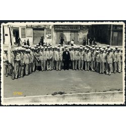   Telefongyári Dalkör, Győr, Széchenyi tér, üzletek, kirakatok, zászló, helytörténet, 1930-as évek, Eredeti fotó, papírkép. 