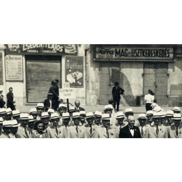 Telefongyári Dalkör, Győr, Széchenyi tér, üzletek, kirakatok, zászló, helytörténet, 1930-as évek, Eredeti fotó, papírkép. 