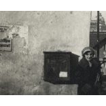 Lányok a postaládánál, Tabán, Budapest, letépett plakát, amely az egészséges Budapestért kampányol, helytörténet, 1931. I. 6, 1930-as évek, Eredeti fotó, papírkép.