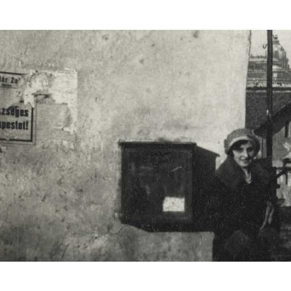 Lányok a postaládánál, Tabán, Budapest, letépett plakát, amely az egészséges Budapestért kampányol, helytörténet, 1931. I. 6, 1930-as évek, Eredeti fotó, papírkép.