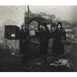 Lányok a postaládánál, Tabán, Budapest, letépett plakát, amely az egészséges Budapestért kampányol, helytörténet, 1931. I. 6, 1930-as évek, Eredeti fotó, papírkép.