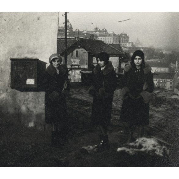 Lányok a postaládánál, Tabán, Budapest, letépett plakát, amely az egészséges Budapestért kampányol, helytörténet, 1931. I. 6, 1930-as évek, Eredeti fotó, papírkép.