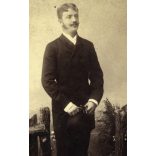 Malmos Gábor műterme, Gyulafehérvár (Carlsburg), Erdély, elegáns férfi portréja, bajusz, kalap, különös háttér, 1880-as évek, Eredeti nagyméretű (!) kabinetfotó, sarkain kopásnyomok.  