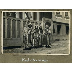   Lányok népviseletben, Kalotaszeg, Erdély, helytörténet, 1940-es évek, Eredeti fotó, kartonra kasírozott papírkép akasztóval.