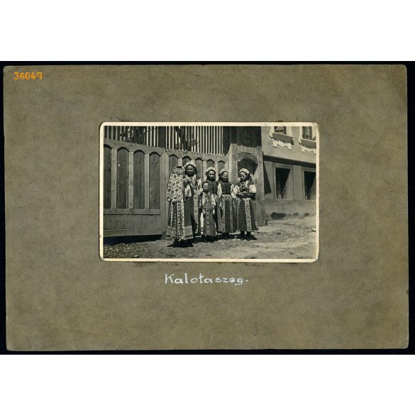Lányok népviseletben, Kalotaszeg, Erdély, helytörténet, 1940-es évek, Eredeti fotó, kartonra kasírozott papírkép akasztóval.