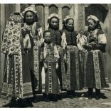 Lányok népviseletben, Kalotaszeg, Erdély, helytörténet, 1940-es évek, Eredeti fotó, kartonra kasírozott papírkép akasztóval.