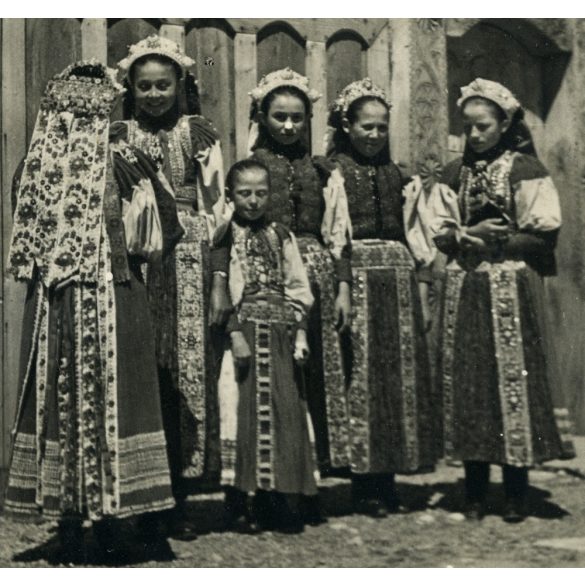 Lányok népviseletben, Kalotaszeg, Erdély, helytörténet, 1940-es évek, Eredeti fotó, kartonra kasírozott papírkép akasztóval.
