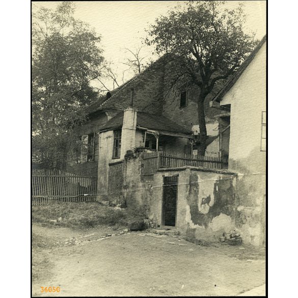 Nagyobb méret, tabáni utcakép, Tabán, Budapest, Kőműves lépcső 16. melletti épület, helytörténet, 1930-as évek, Eredeti fotó, papírkép, középen törésnyom.  