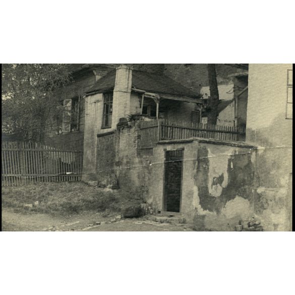 Nagyobb méret, tabáni utcakép, Tabán, Budapest, Kőműves lépcső 16. melletti épület, helytörténet, 1930-as évek, Eredeti fotó, papírkép, középen törésnyom.  