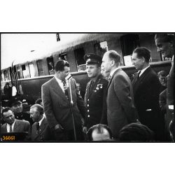   Jurij Gagarin asztronauta, űrhajós beszédet mond egy vasútállomáson (Komló?, Sárbogárd?, Dombóvár?), Fock Jenő, szocializmus, 1961, 1960-as évek, Eredeti fotó, papírkép!  