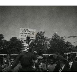   'Szálasi utolsó szavai. Horthy Miklós jössz utánam', kommunista, antifasiszta tüntetés, akasztott nyilas egyenruhás bábu felirattal, 1940-es évek, Eredeti fotó, papírkép!  i