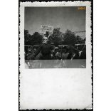 'Szálasi utolsó szavai. Horthy Miklós jössz utánam', kommunista, antifasiszta tüntetés, akasztott nyilas egyenruhás bábu felirattal, 1940-es évek, Eredeti fotó, papírkép!  i