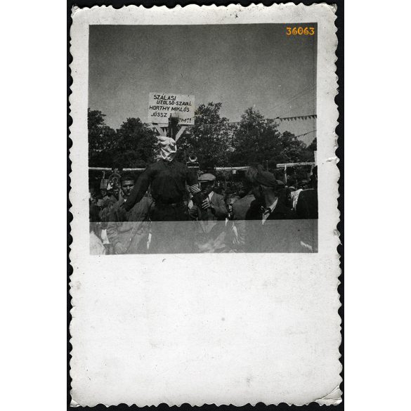 'Szálasi utolsó szavai. Horthy Miklós jössz utánam', kommunista, antifasiszta tüntetés, akasztott nyilas egyenruhás bábu felirattal, 1940-es évek, Eredeti fotó, papírkép!  i