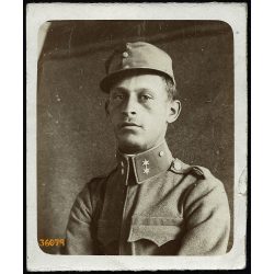   Magyar katona portréja, egyenruha, sapkajelvény, 1. világháború, 1910-es évek, Eredeti fotó, papírkép!   