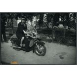 Hölgy Jawa motorkerékpáron, különös burkolat, jármű, közlekedés, 1960-as évek, Eredeti fotó, papírkép!  