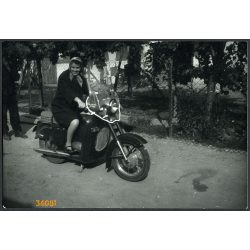   Hölgy Jawa motorkerékpáron, különös burkolat, jármű, közlekedés, 1960-as évek, Eredeti fotó, papírkép!  
