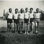 Sportoló férfiak, Kisújszállás, háttérben az azóta lebontott zsinagóga, judaika, zsidó, templom, helytörténet, vallás, Jász-Nagykun-Szolnok megye, 1940-es évek, Eredeti fotó, papírkép!  