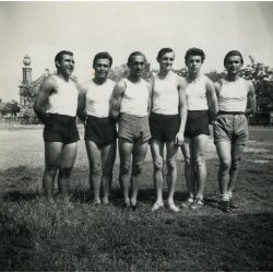   Sportoló férfiak, Kisújszállás, háttérben az azóta lebontott zsinagóga, judaika, zsidó, templom, helytörténet, vallás, Jász-Nagykun-Szolnok megye, 1940-es évek, Eredeti fotó, papírkép!  