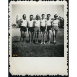 Sportoló férfiak, Kisújszállás, háttérben az azóta lebontott zsinagóga, judaika, zsidó, templom, helytörténet, vallás, Jász-Nagykun-Szolnok megye, 1940-es évek, Eredeti fotó, papírkép!  