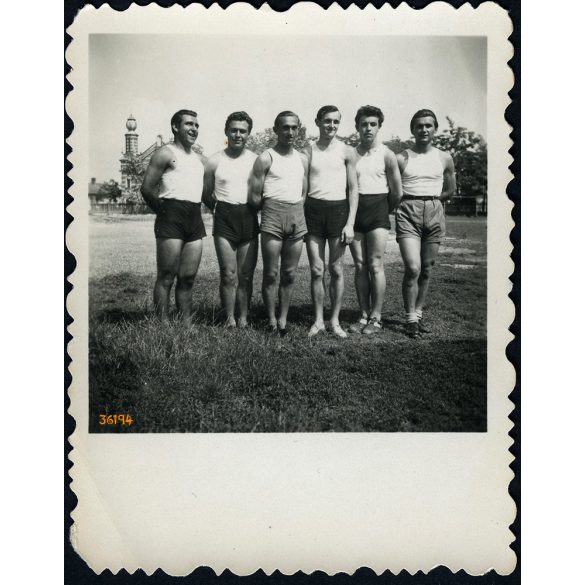 Sportoló férfiak, Kisújszállás, háttérben az azóta lebontott zsinagóga, judaika, zsidó, templom, helytörténet, vallás, Jász-Nagykun-Szolnok megye, 1940-es évek, Eredeti fotó, papírkép!  