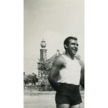 Sportoló férfiak, Kisújszállás, háttérben az azóta lebontott zsinagóga, judaika, zsidó, templom, helytörténet, vallás, Jász-Nagykun-Szolnok megye, 1940-es évek, Eredeti fotó, papírkép!  