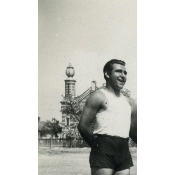 Sportoló férfiak, Kisújszállás, háttérben az azóta lebontott zsinagóga, judaika, zsidó, templom, helytörténet, vallás, Jász-Nagykun-Szolnok megye, 1940-es évek, Eredeti fotó, papírkép!  