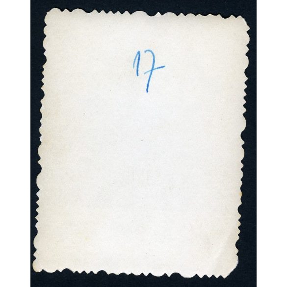 Sportoló férfiak, Kisújszállás, háttérben az azóta lebontott zsinagóga, judaika, zsidó, templom, helytörténet, vallás, Jász-Nagykun-Szolnok megye, 1940-es évek, Eredeti fotó, papírkép!  