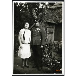   Magyar katona feleségével a kertben, egyenruha, érdemrend, 1, világháború, 1930. szeptember 14., 1930-as évek, Eredeti fotó, papírkép!   