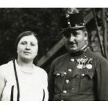 Magyar katona feleségével a kertben, egyenruha, érdemrend, 1, világháború, 1930. szeptember 14., 1930-as évek, Eredeti fotó, papírkép!   