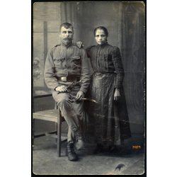   Magyar katona feleségével a frontra indulás előtt. Bajonett, egyenruha, bajusz, 1. világháború. 1910-es évek, Eredeti fotó, papírkép középen törésnyommal.  
