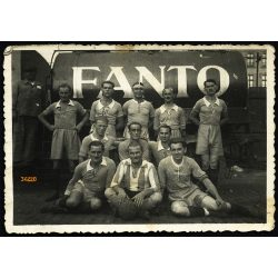   A FANTO Rt. (a MOL elődje) focicsapata, tartálykocsi FANTO felirattal, reklám, jármű, közlekedés, sport, labdarúgás, Magyarország,  1930-as évek, Eredeti fotó, papírkép.   