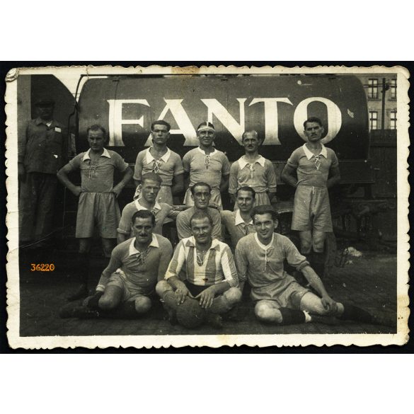 A FANTO Rt. (a MOL elődje) focicsapata, tartálykocsi FANTO felirattal, reklám, jármű, közlekedés, sport, labdarúgás, Magyarország,  1930-as évek, Eredeti fotó, papírkép.   