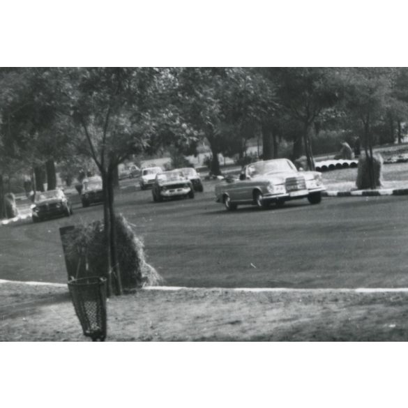 Autóverseny a Népligetben, Budapest, Mercedes 220 SE kabrió, jármű, közlekedés, 1960-as évek, Eredeti fotó, papírkép.  