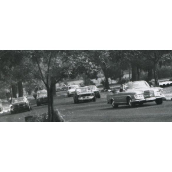 Autóverseny a Népligetben, Budapest, Mercedes 220 SE kabrió, jármű, közlekedés, 1960-as évek, Eredeti fotó, papírkép.  
