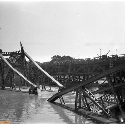   A felrobbantott Tisza híd, Szolnok, mellette az ideiglenes híd, 2. világháború, 1945, 1940-es évek, helytörténet. Eredeti fotó negatív!   