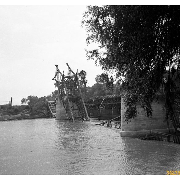 A felrobbantott Tisza híd, Szolnok,, mellette az ideiglenes híd, 2. világháború, 1945, 1940-es évek, helytörténet. Eredeti fotó negatív!     