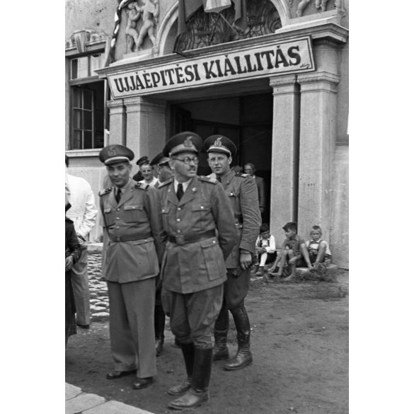 Újjáépítési kiállítás, Rákospalota, Bocskai utca 76, (Budapest), magyar tűzoltóparancsnokok egyenruhában, 2. világháború, 1946. augusztus 15, 1940-es évek, helytörténet.