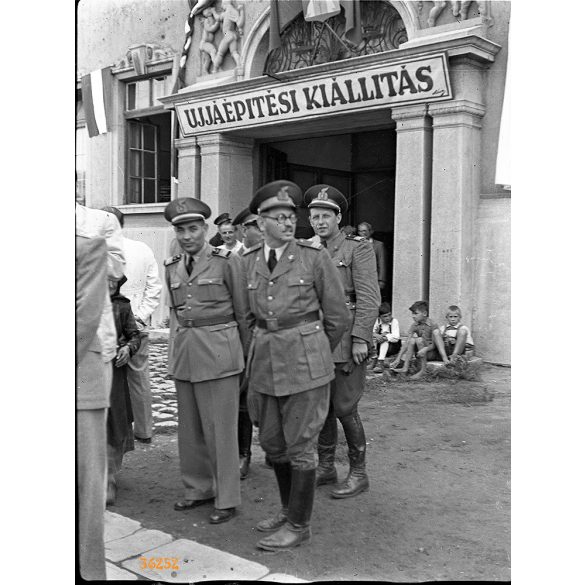 Újjáépítési kiállítás, Rákospalota, Bocskai utca 76, (Budapest), magyar tűzoltóparancsnokok egyenruhában, 2. világháború, 1946. augusztus 15, 1940-es évek, helytörténet.