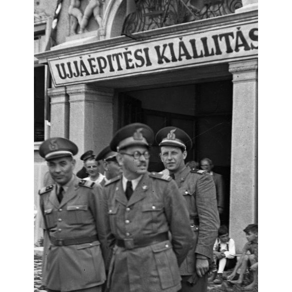 Újjáépítési kiállítás, Rákospalota, Bocskai utca 76, (Budapest), magyar tűzoltóparancsnokok egyenruhában, 2. világháború, 1946. augusztus 15, 1940-es évek, helytörténet.