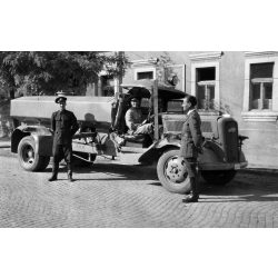   Opel Blitz jobbkormányos, törött teherautó sofőrjével, tartálykocsi magyar rendszámmal, mentős, rendőr magyar egyenruhában, 2. világháború, jármű, közlekedés, 1940-es évek. 