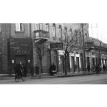 Fehér Kereszt Patika, Szolnok, utcakép, üzletek, kirakatok, 1930-as évek, helytörténet, közlekedés, 1930-as évek. Eredeti közép méretű fotó negatív!    